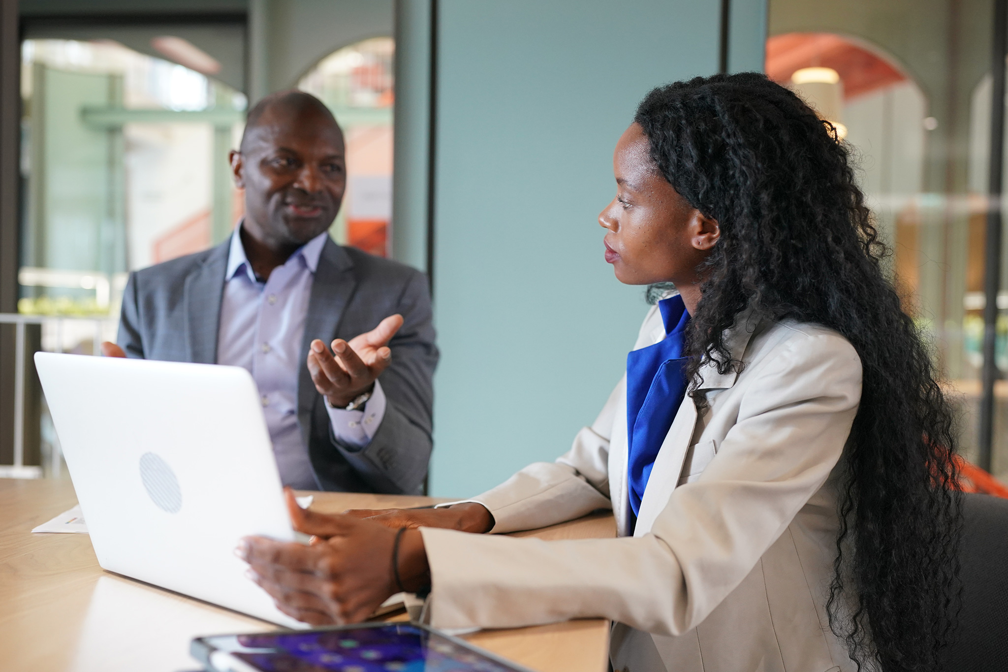 The Tightrope Walk: Balancing Technology and Human Touch in Performance Management